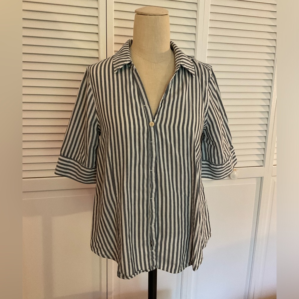 Lightweight JCrew short sleeve striped button-up shirt in navy/white, Size XS.